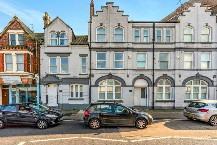 2 Bedroom Flat To Rent In Balmoral Road, Gillingham, Kent, ME7