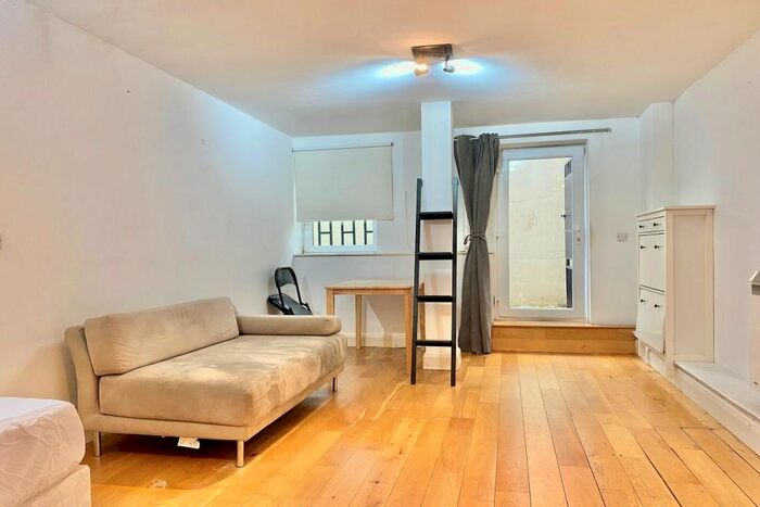 Studio To Rent In Clarence Mews, London, E5