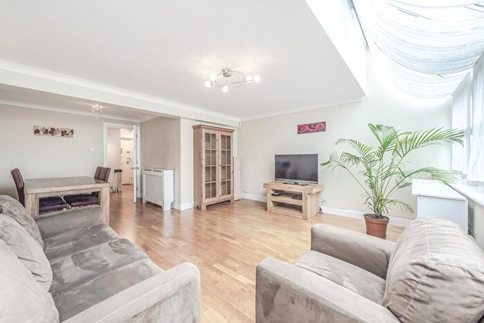2 Bedroom Flat To Rent In Admiral Place, Surrey Quays, London, SE16