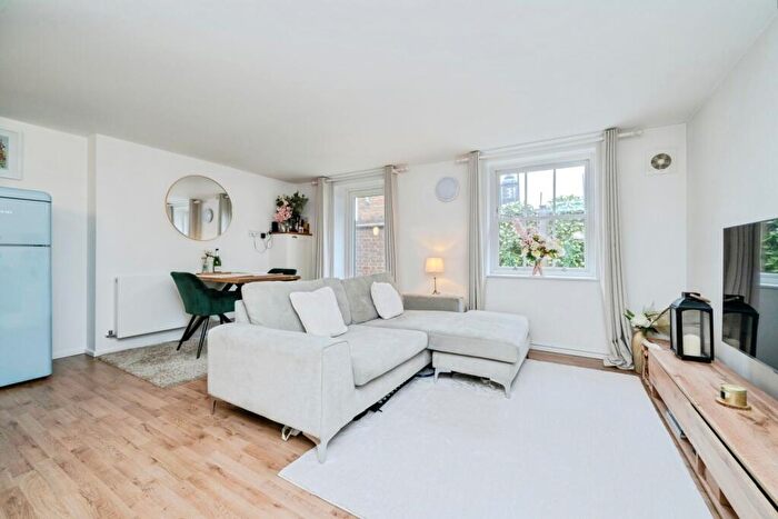 1 Bedroom Flat For Sale In Church Street, Leatherhead, Surrey, KT22