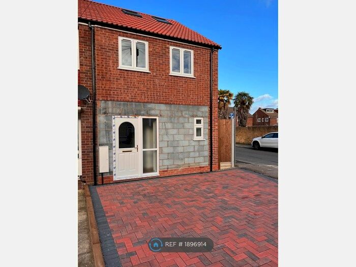 3 Bedroom Semi-Detached House To Rent In Avondale Crescent, Enfield, EN3