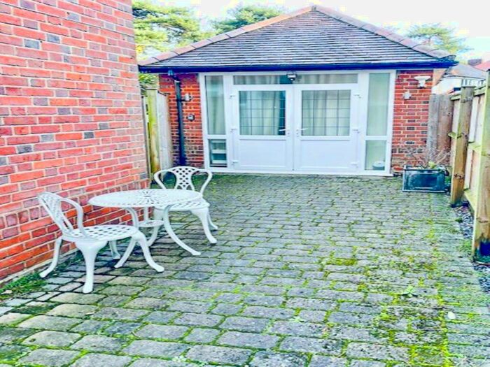 Studio To Rent In Thistlebarrow Road, Bournemouth, Dorset, BH7