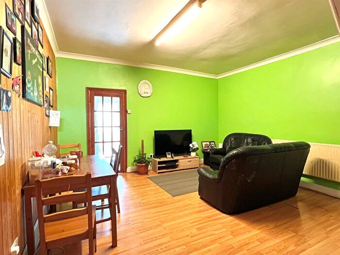 3 Bedroom End Of Terrace House To Rent In Woodville Road, London, E17