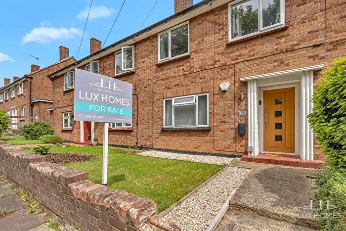 2 Bedroom Maisonette For Sale In Epsom Way, Hornchurch, RM12