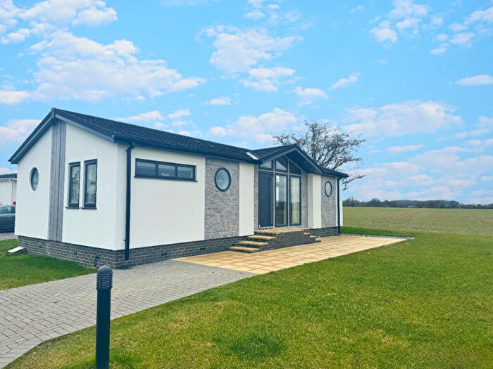 2 Bedroom Park Home For Sale In Little Meadow, Woodside Park, Woodside, Luton, Bedfordshire, LU1