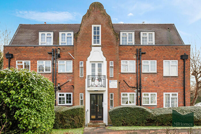2 Bedroom Apartment For Sale In Belmont Close, EN4