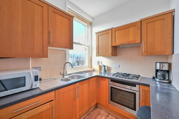 3 Bedroom Flat For Sale In Palace Road, Streatham Hill, London, SW2