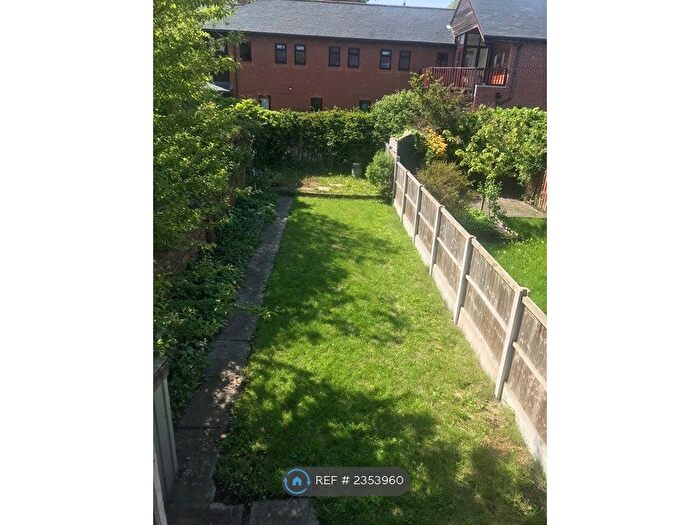 2 Bedroom End Of Terrace House To Rent In George Street, Wakefield, WF4