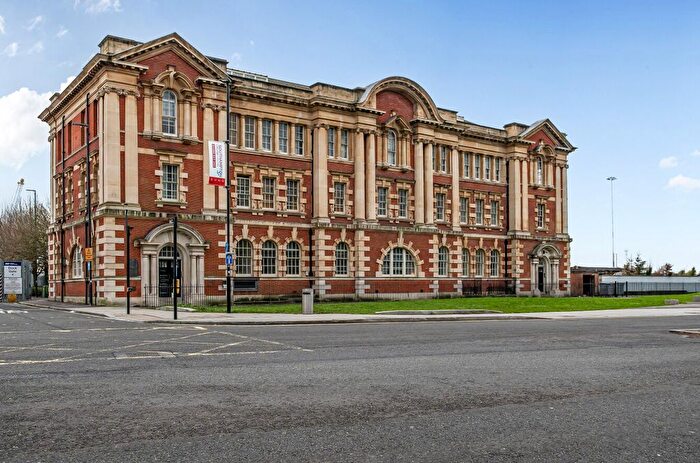 2 Bedroom Flat For Sale In Platform Road, Ocean Village, Southampton, Hampshire, SO14