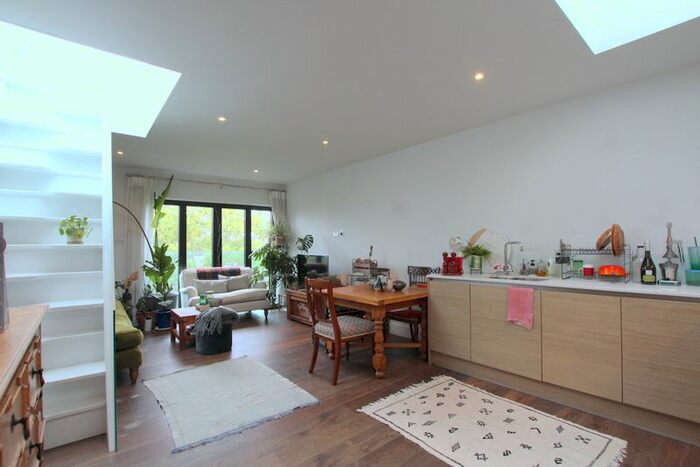 2 Bedroom Flat To Rent In Upper Richmond Road, London, SW15