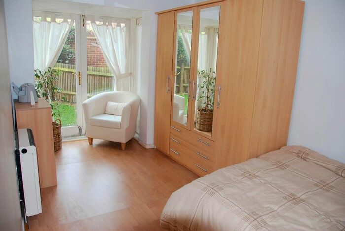 2 Bedroom Flat For Sale In Curtis Drive, London, W3