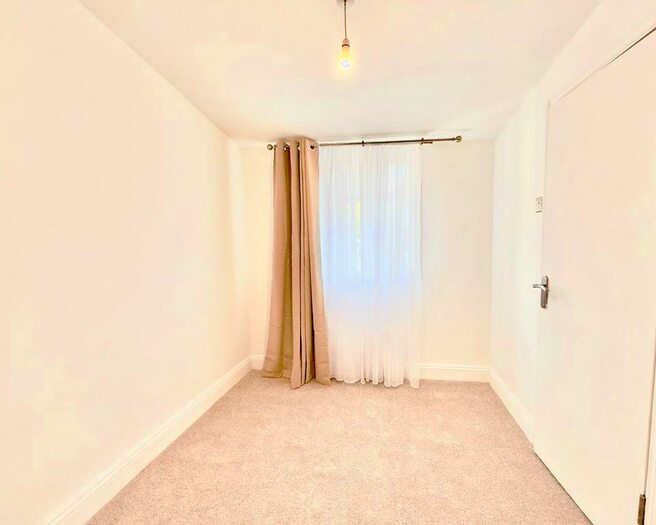 1 Bedroom Flat To Rent In Ramuz Drive, Westcliff-On-Sea, SS0