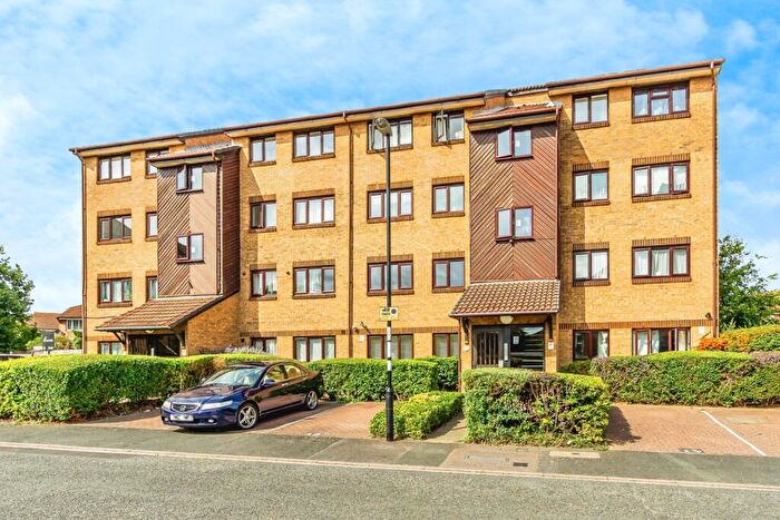 2 Bedroom Flat For Sale In Hardcastle Close, Croydon, CR0