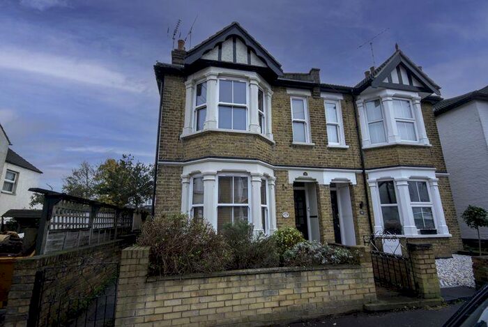 1 Bedroom Flat To Rent In Lymington Avenue, Leigh-On-Sea, Essex, SS9