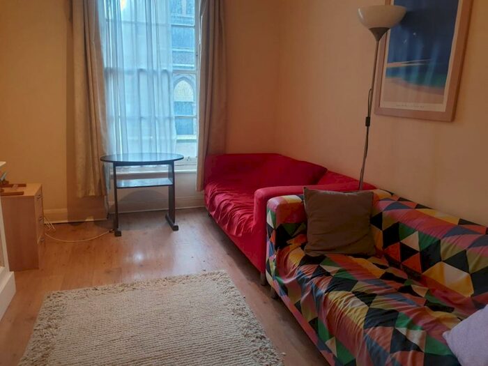 3 Bedroom Flat To Rent In Kennington Lane, SE11