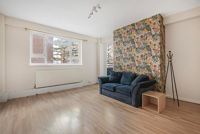 3 Bedroom Flat To Rent In Kingston Hill, Kingston Upon Thames, KT2