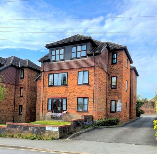 2 Bedroom Flat To Rent In Earlswood Road, Redhill, Surrey, RH1