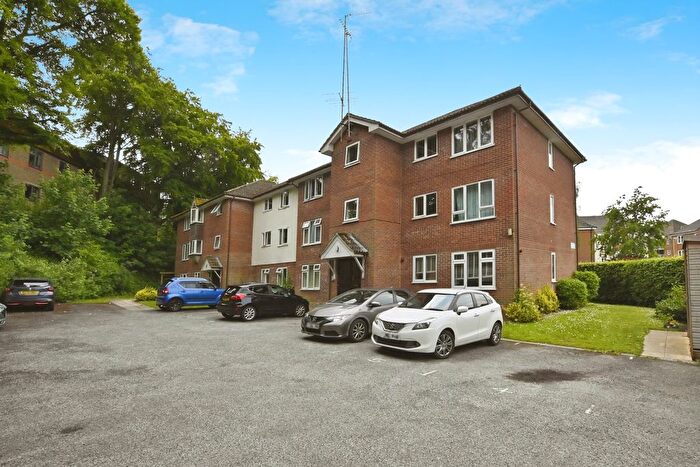 2 Bedroom Flat For Sale In Dickers Lane, Alton, Hampshire, GU34