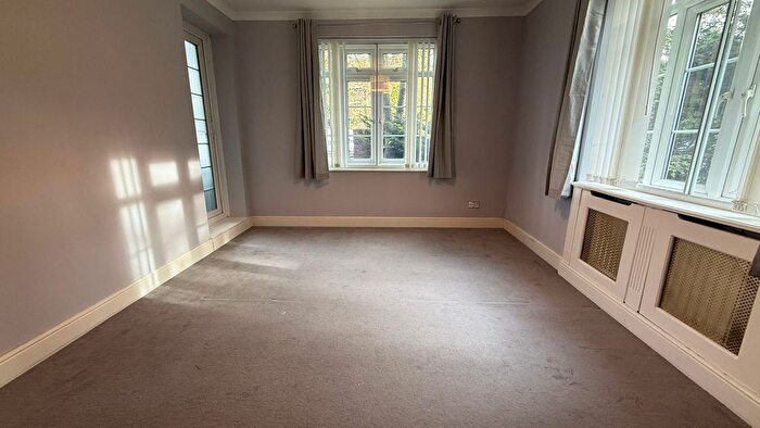 3 Bedroom Flat To Rent In Brook Lodge, North Circular Road, Golders Green, London, NW11