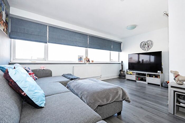 2 Bedroom Maisonette For Sale In High Road, South Benfleet, Essex, SS7