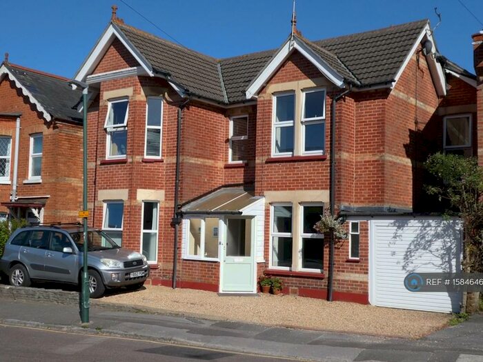 6 Bedroom Detached House To Rent In Waterloo Road, Bournemouth, BH9