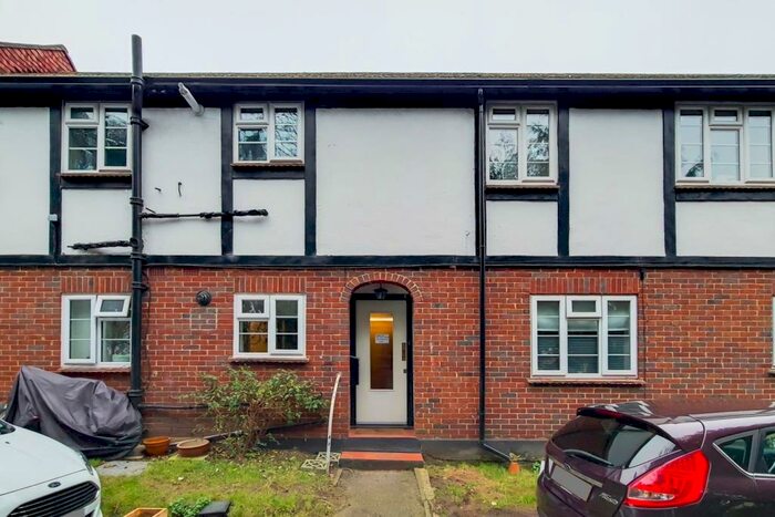 2 Bedroom Apartment To Rent In Weybridge, KT13