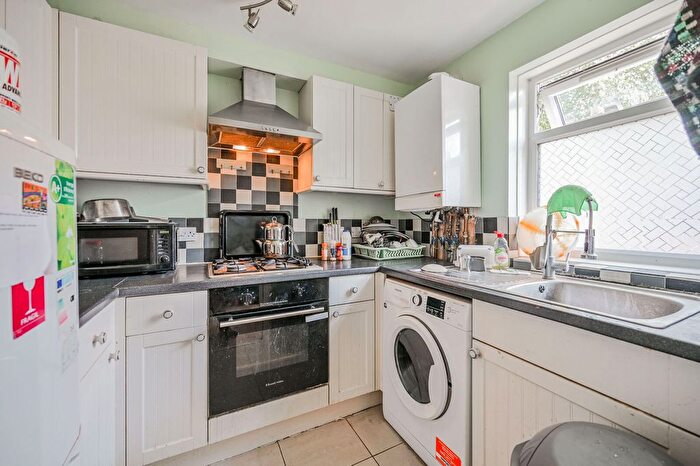 2 Bedroom Flat For Sale In Ringwood Road, Walthamstow, London, E17