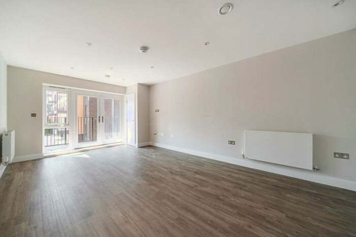 2 Bedroom Flat To Rent In Barley Close Greenhithe, DA9