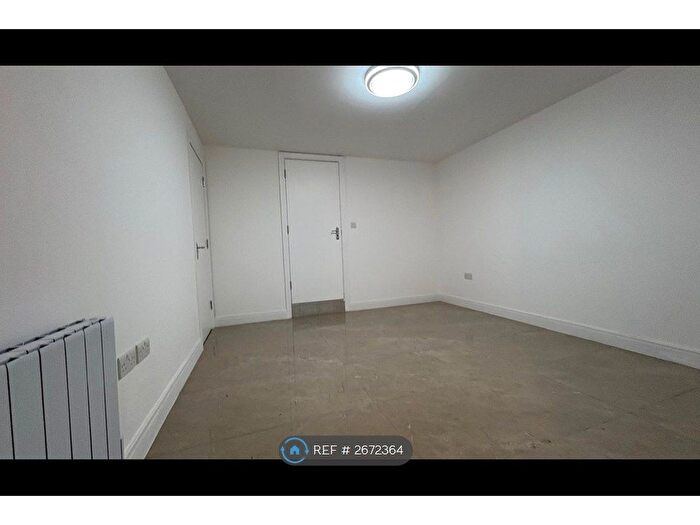 1 Bedroom Flat To Rent In Castle Hill Parade, London, W13