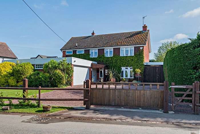 4 Bedroom Detached House For Sale In Sinton Green Hallow, Worcestershire, WR2