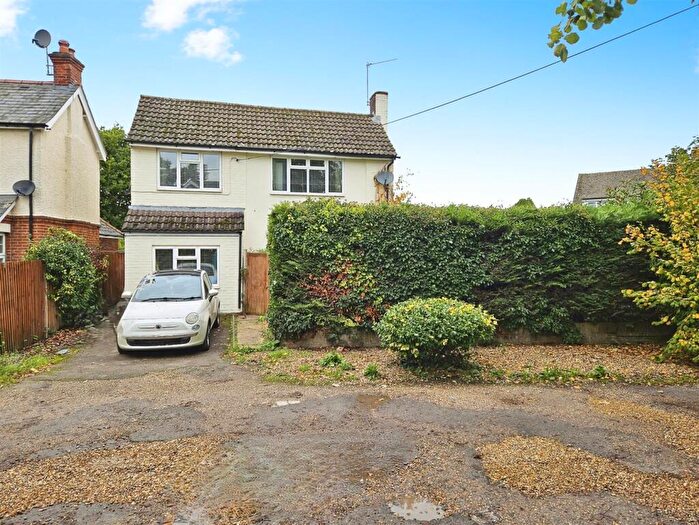 4 Bedroom Detached House For Sale In White Acres Road - Mytchett, GU16