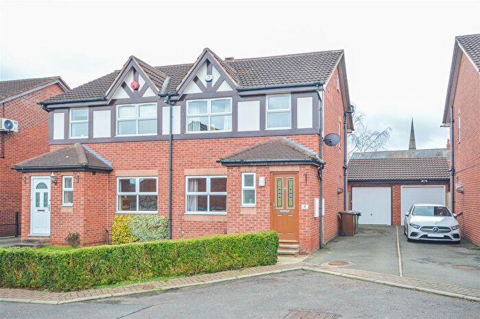 4 Bedroom Semi Detached House For Sale In Kingsway Court, Ossett, WF5