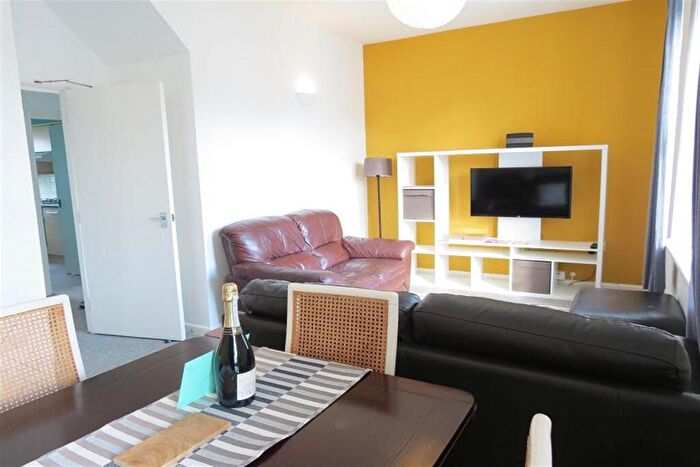 4 Bedroom Flat To Rent In Bedroom First Floor Flat In Bournemouth, BH3