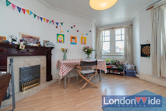 3 Bedroom Flat To Rent In Huguenot Mansions, Huguenot Place, London, SW18