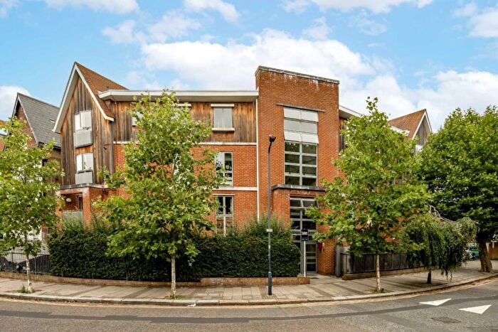 1 Bedroom Flat To Rent In Electra Court, London, NW2