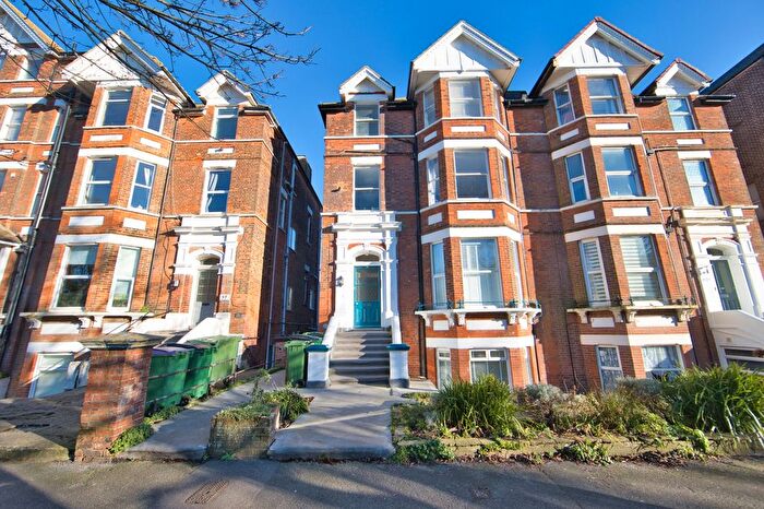 3 Bedroom Flat For Sale In Earls Avenue, Folkestone, Kent, CT20