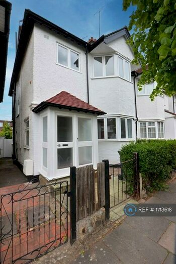 5 Bedroom Semi-Detached House To Rent In St. Georges Road, London, NW11