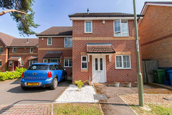 3 Bedroom Semi-Detached House To Rent In Maple Avenue, Farnborough, GU14