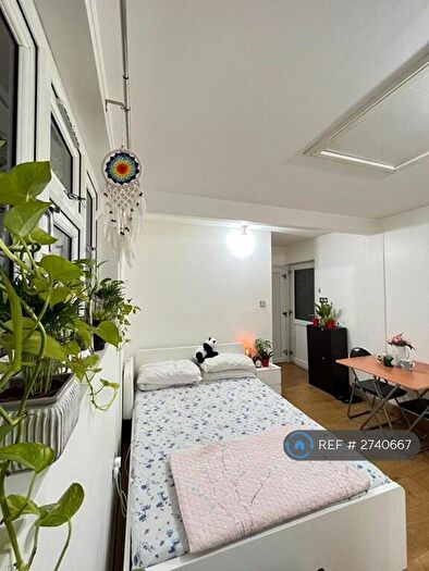 Studio To Rent In Lord Gardens, Ilford, IG5