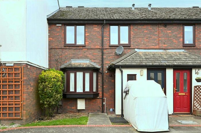 2 Bedroom Flat To Rent In Boleyn Close, Walthamstow, London, E17