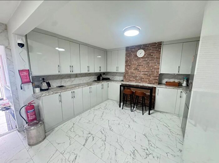 1 Bedroom Semi Detached House To Rent In Cambridge Close, Hounslow, TW4