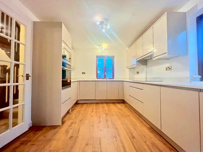 4 Bedroom Semi-Detached House To Rent In Dore Close, Dore, Sheffield, S17