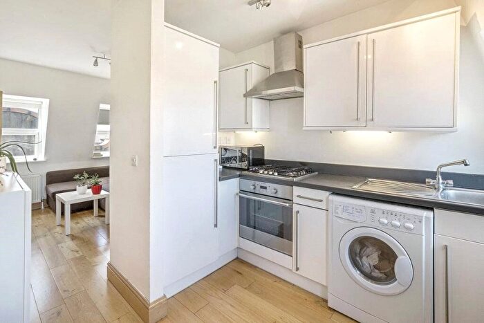 Studio To Rent In High Road, London, N2