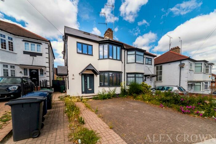 2 Bedroom Flat To Rent In Colney Hatch Lane, Muswell Hill, N10