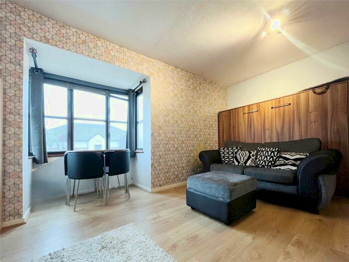 Flat To Rent In Foxglove Way, Wallington, SM6