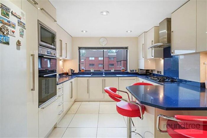 4 Bedroom Apartment For Sale In Spencer Close, Finchley, N3