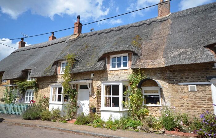 3 Bedroom Cottage For Sale In Main Street, NN14