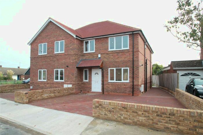 3 Bedroom Semi-Detached House To Rent In Grayne Avenue, Isle Of Grain, Rochester, ME3