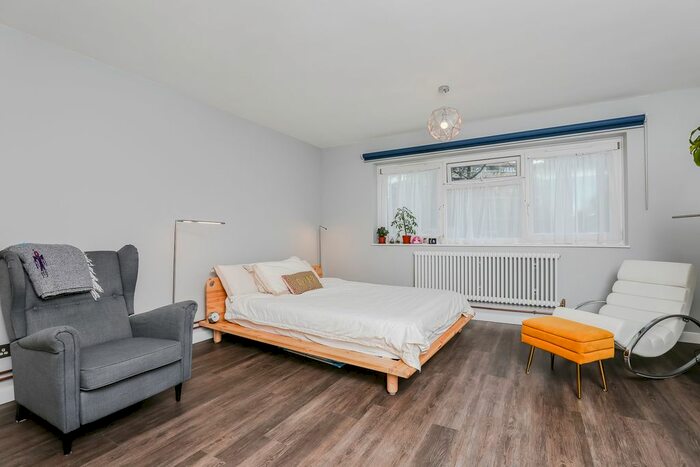 Studio To Rent In St. Saviours Estate, London, SE1