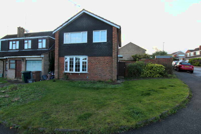 3 Bedroom Semi-Detached House To Rent In 3 Bedroom House - Sundon Park - Hasketon Drive, LU4